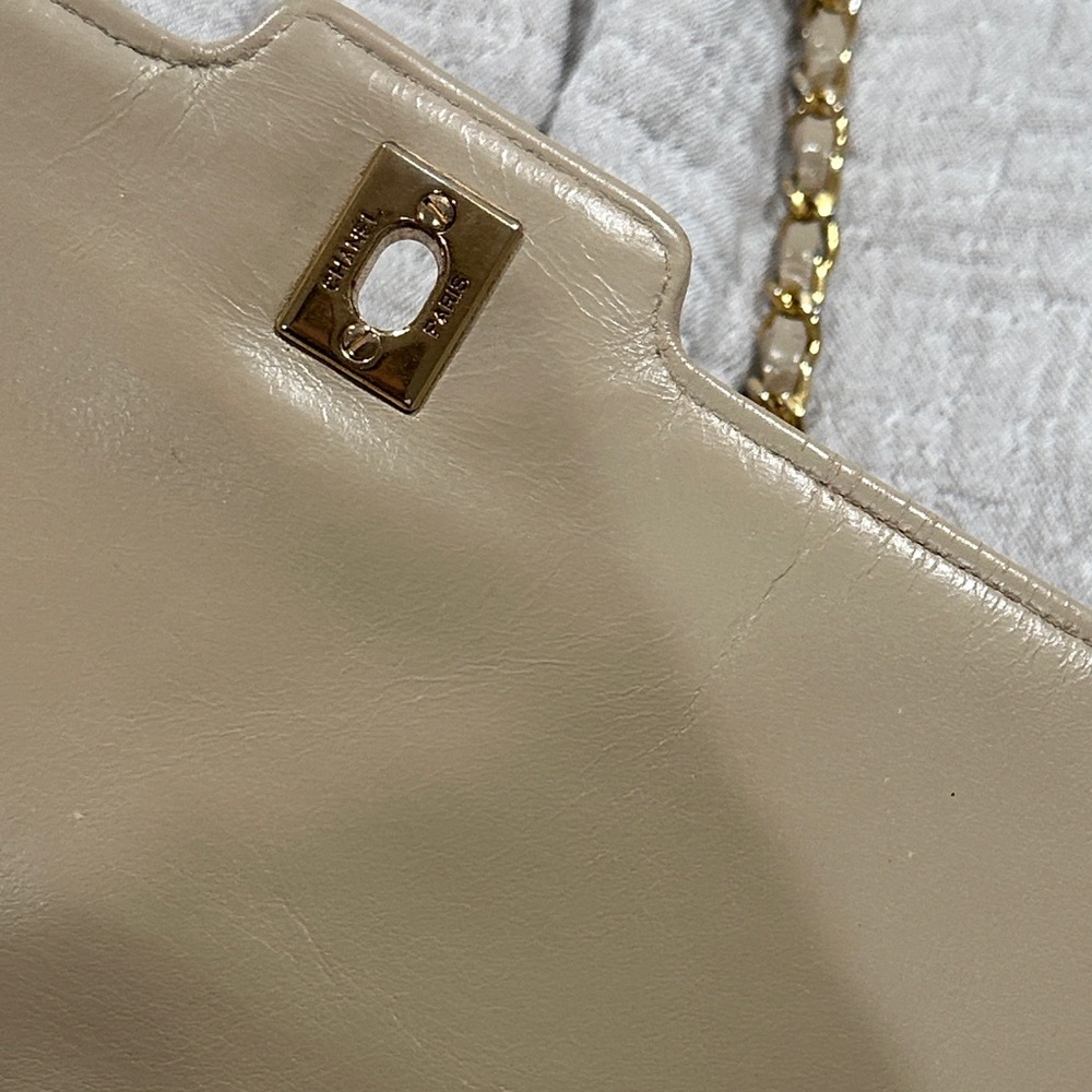 CHANEL Beige Quilted Shoulder Bag with Gold Chain - Picture 15 of 16